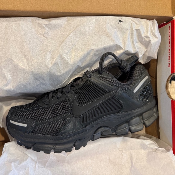 NEW Nike Zoom Vomero 5 Women's - Picture 2 of 5